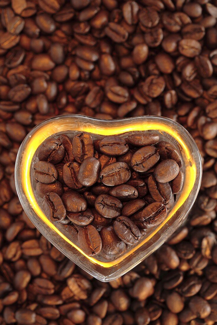 Kaffeebohnen, teilweise in herzförmiger Schale (Draufsicht)