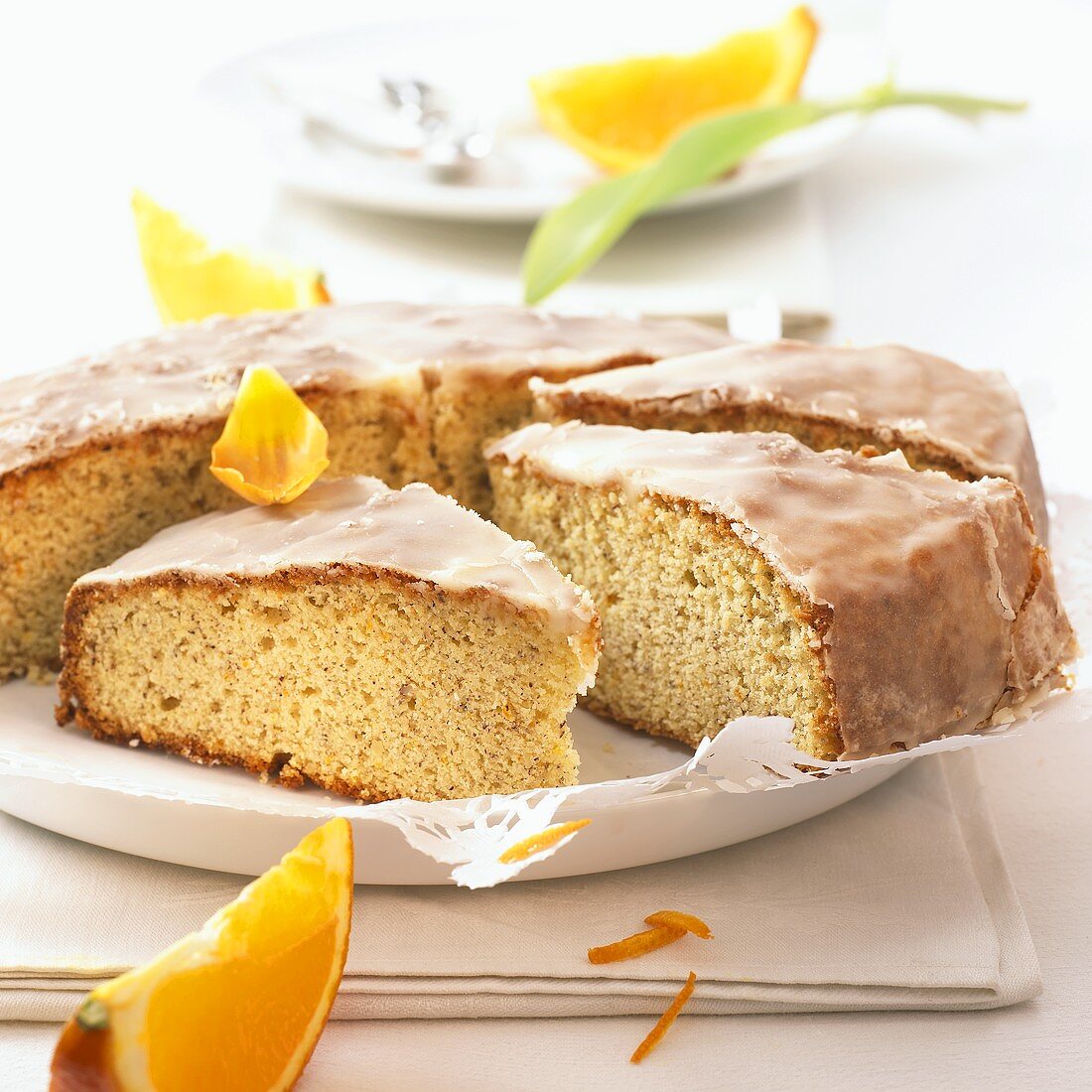 Orangenkuchen mit Zuckerguss, angeschnitten