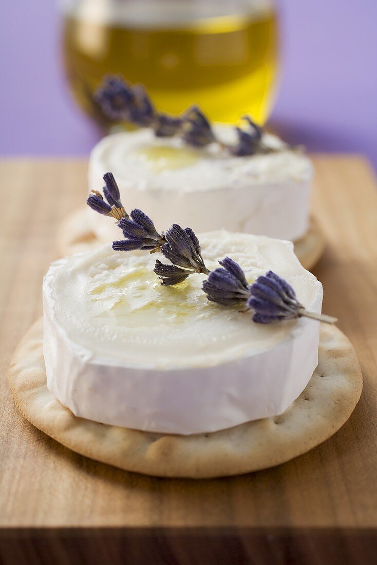 Cracker mit Ziegenkäse, Olivenöl und Lavendelblüten