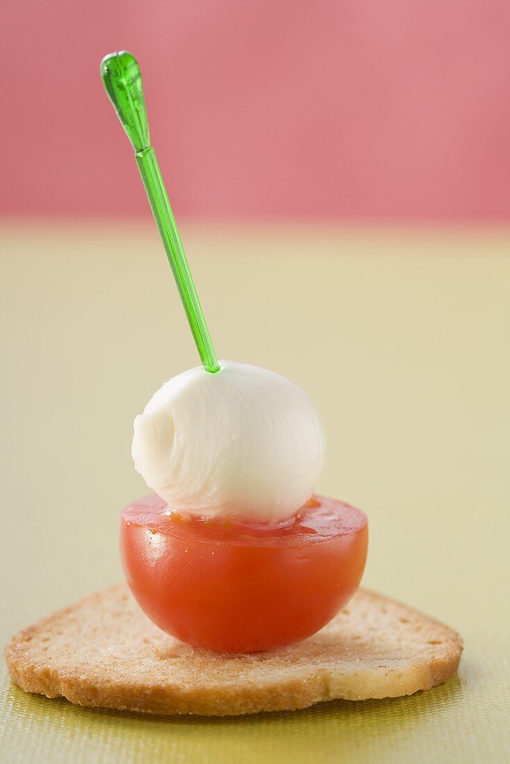Tomaten-Mozzarella-Spiesschen auf Röstbrot