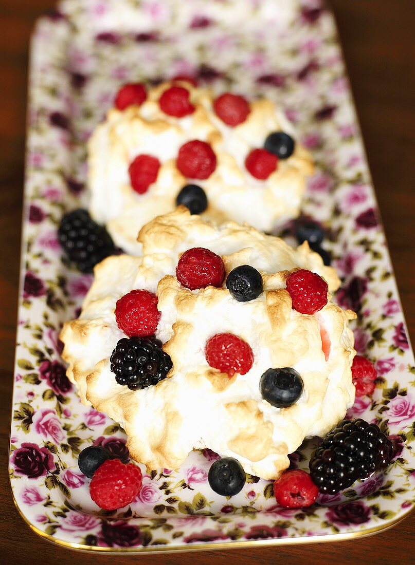 Ice cream with baked meringue topping and fresh berries