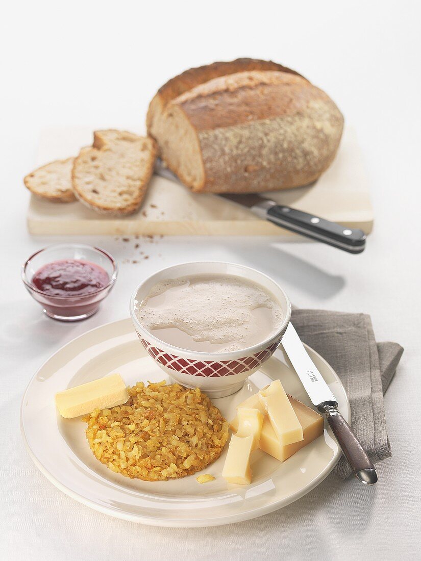 Frühstück mit Kaffee, Käse, Marmelade und Brot