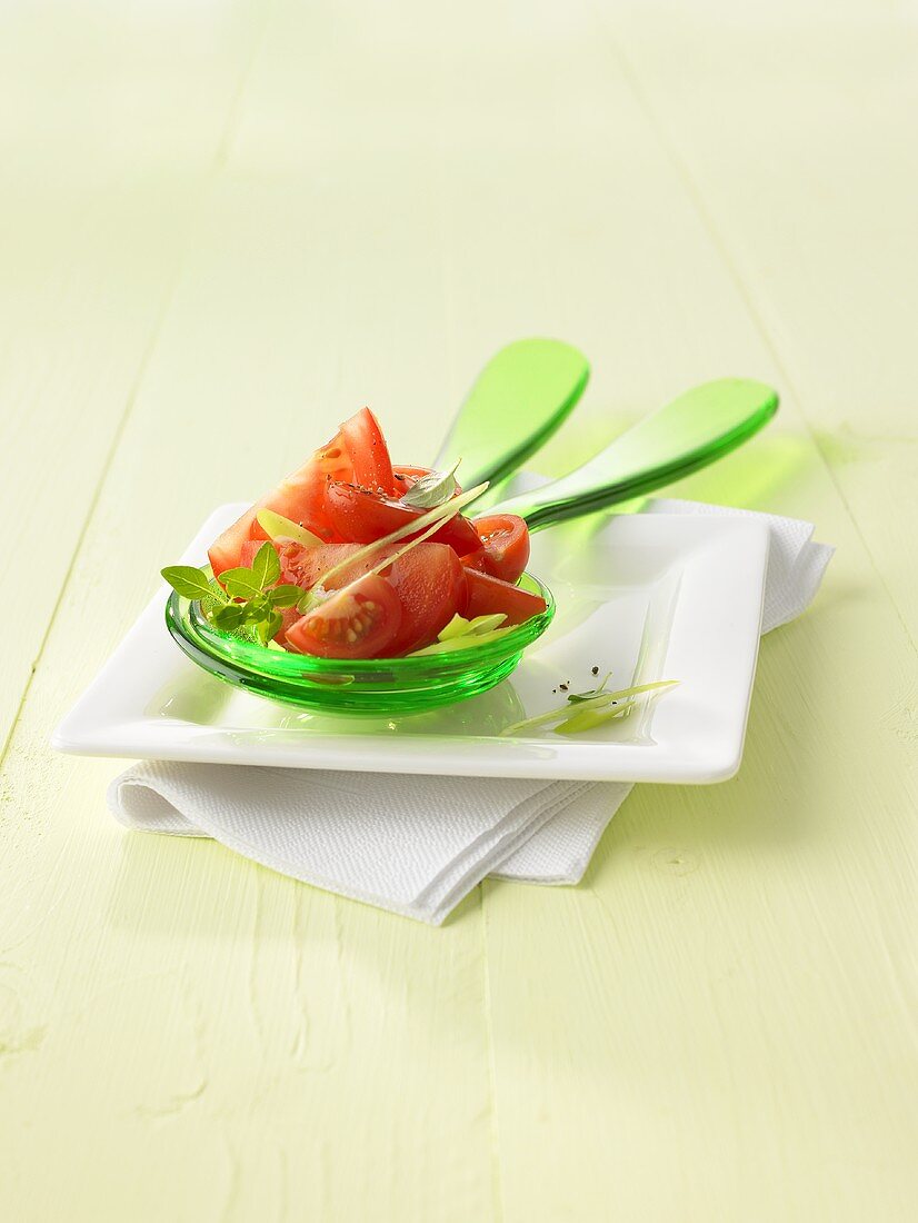 Tomatensalat auf Salatbesteck