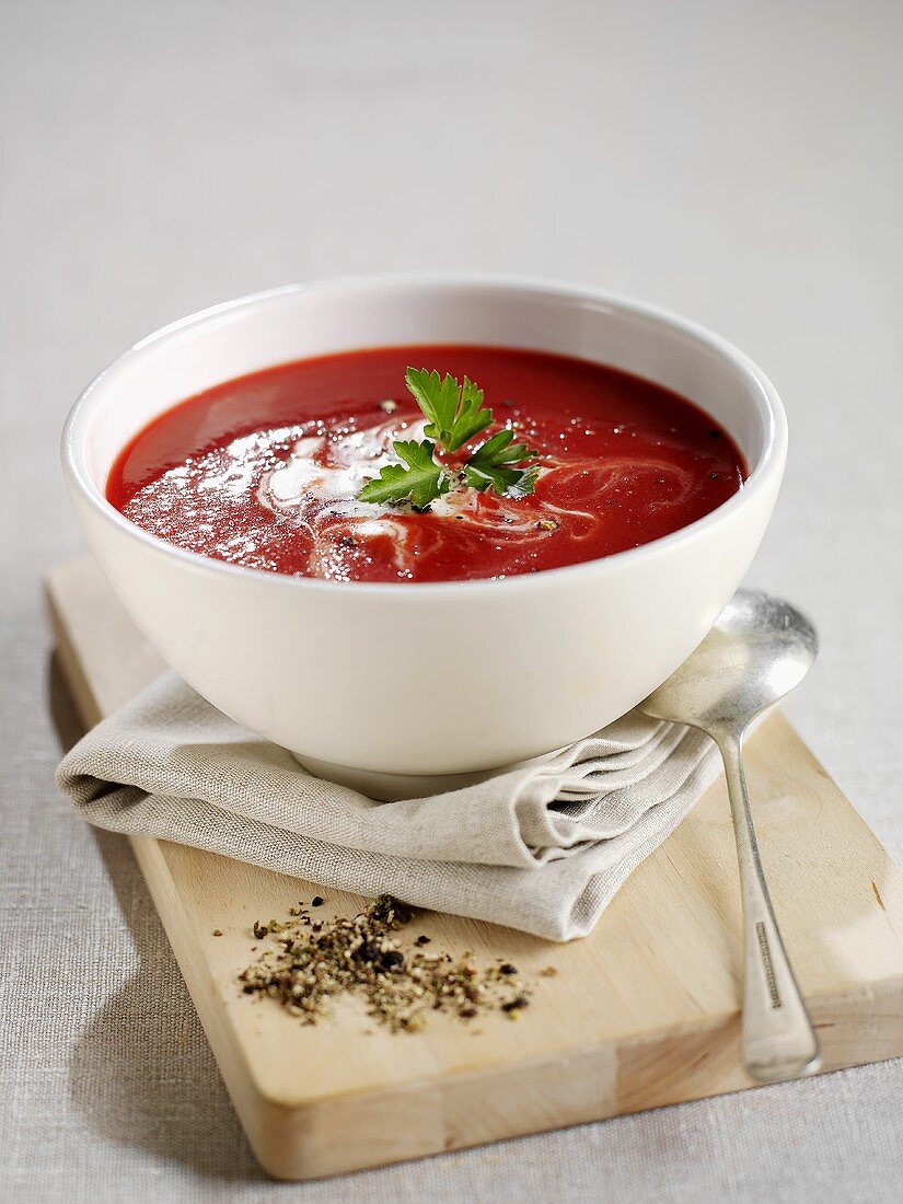 Rote-Bete-Suppe mit saurer Sahne