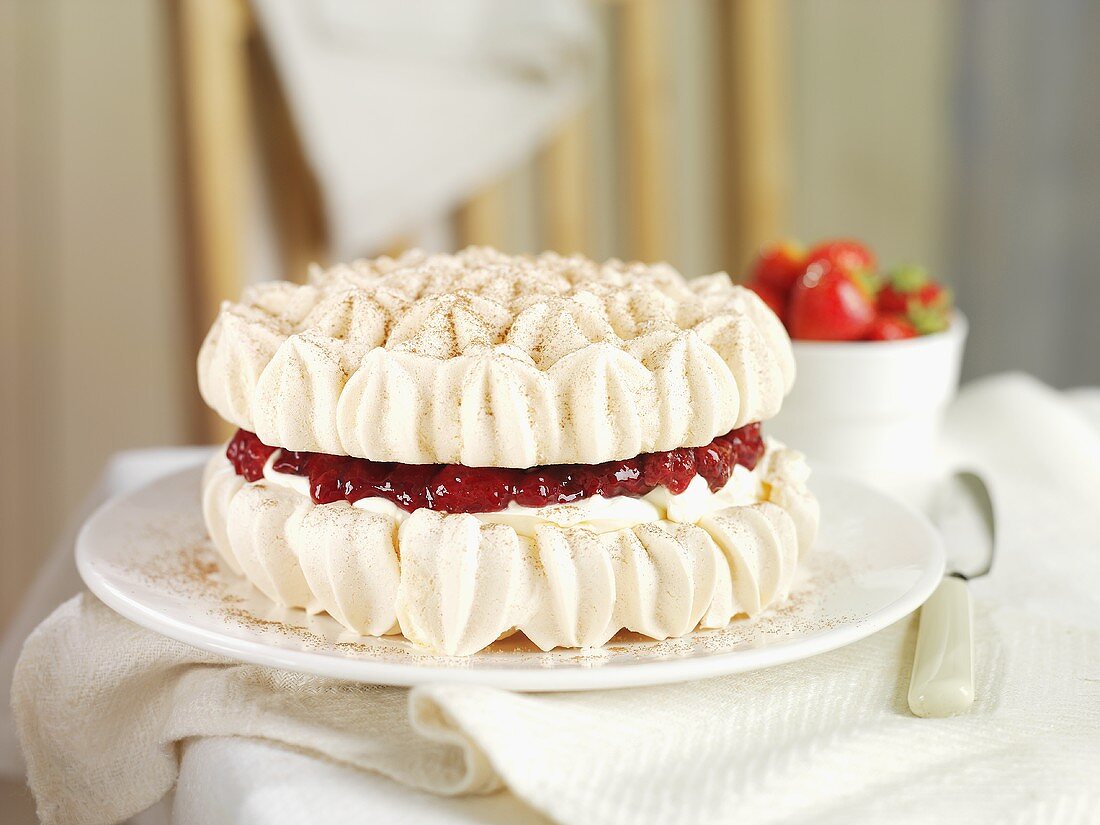 Pavlova (Baisertorte) mit Beeren