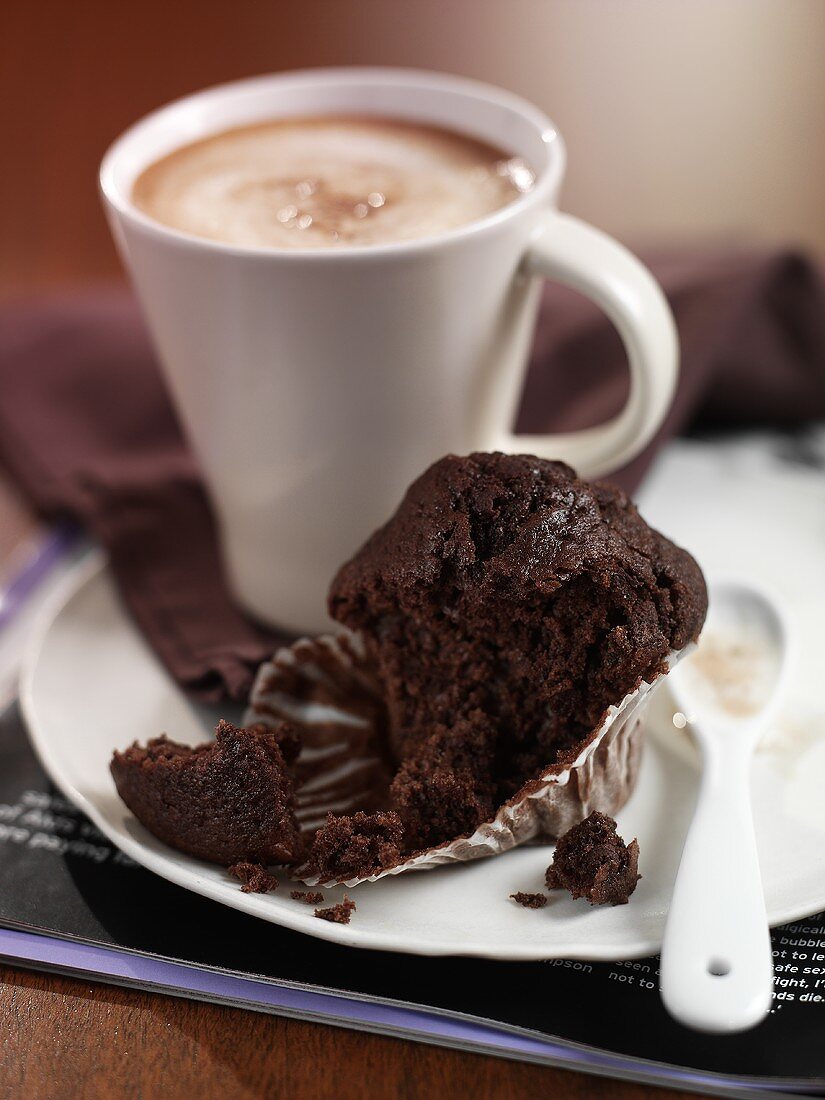 Schokoladenmuffin und Tasse Kakao