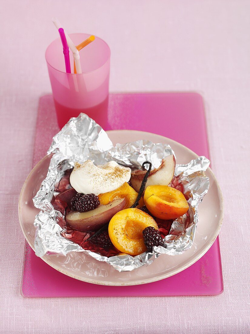 Fruit baked in foil with cream