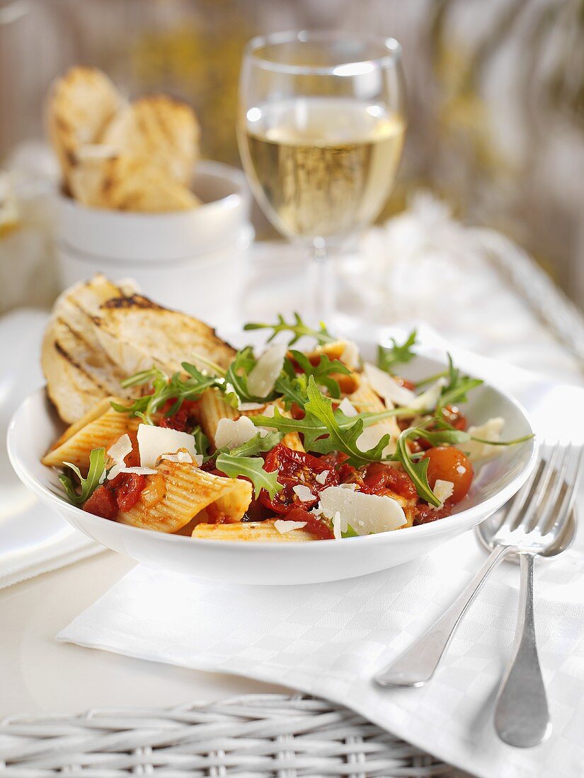 Nudeln mit Tomaten, Rucola und Käsespänen