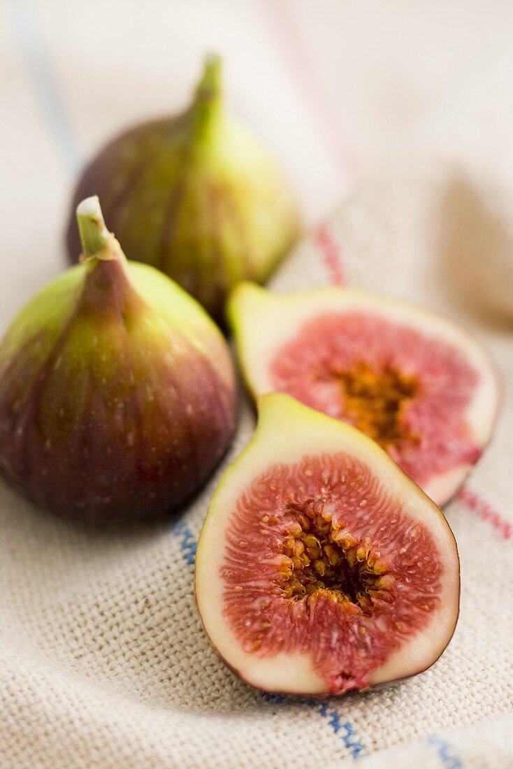 Fresh figs, whole and halved