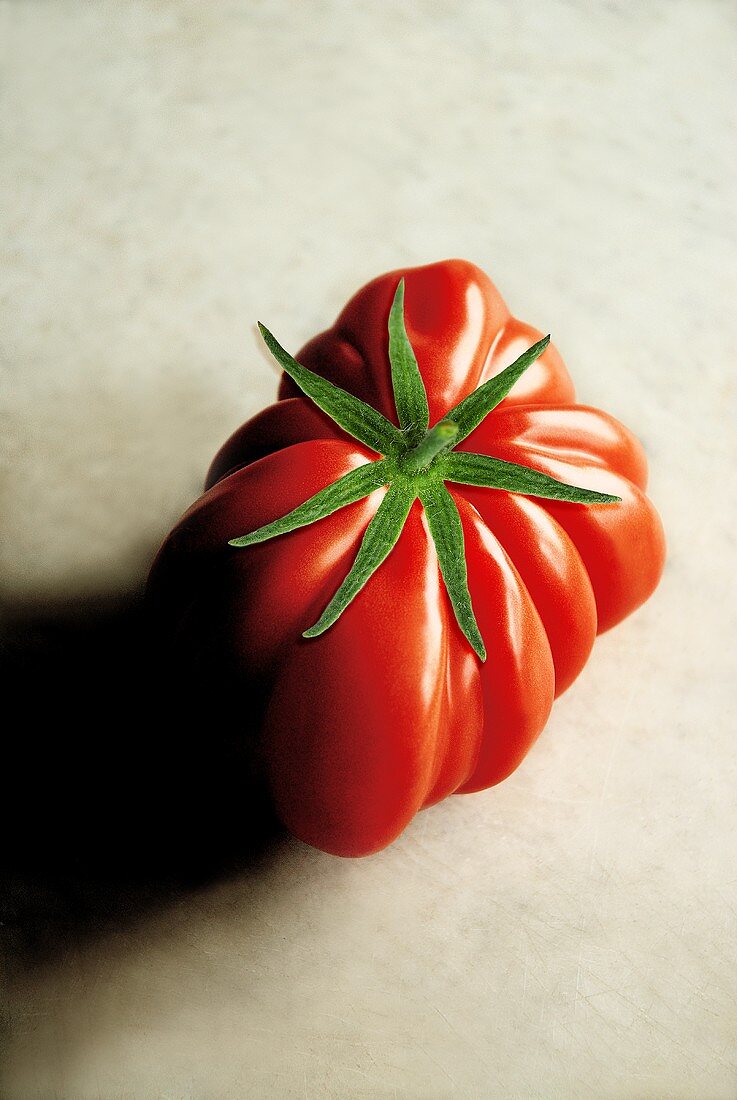 Eine Tomate der Sorte Coeur de Boeuf