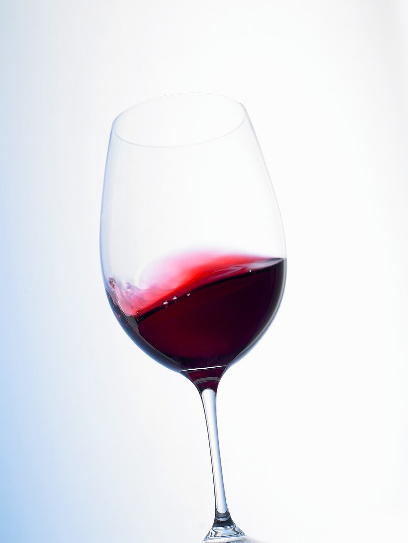 Rotwein im Glas schwenken