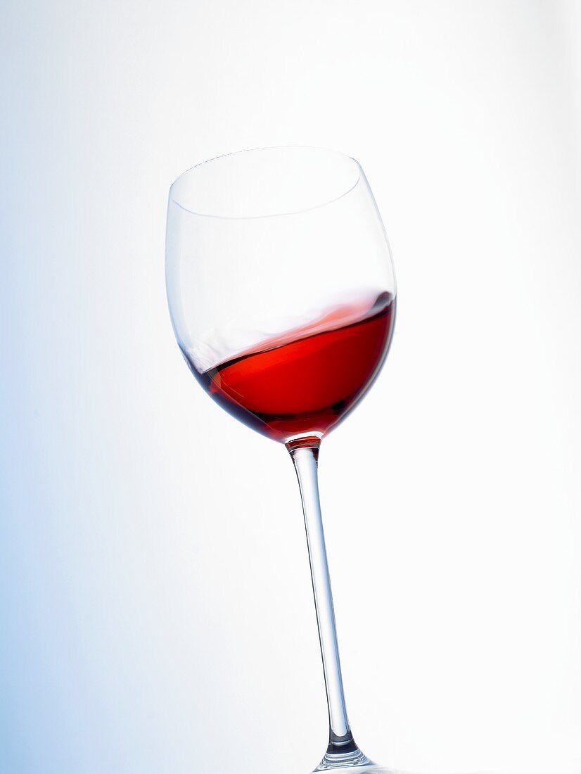 Rosewein im Glas schwenken