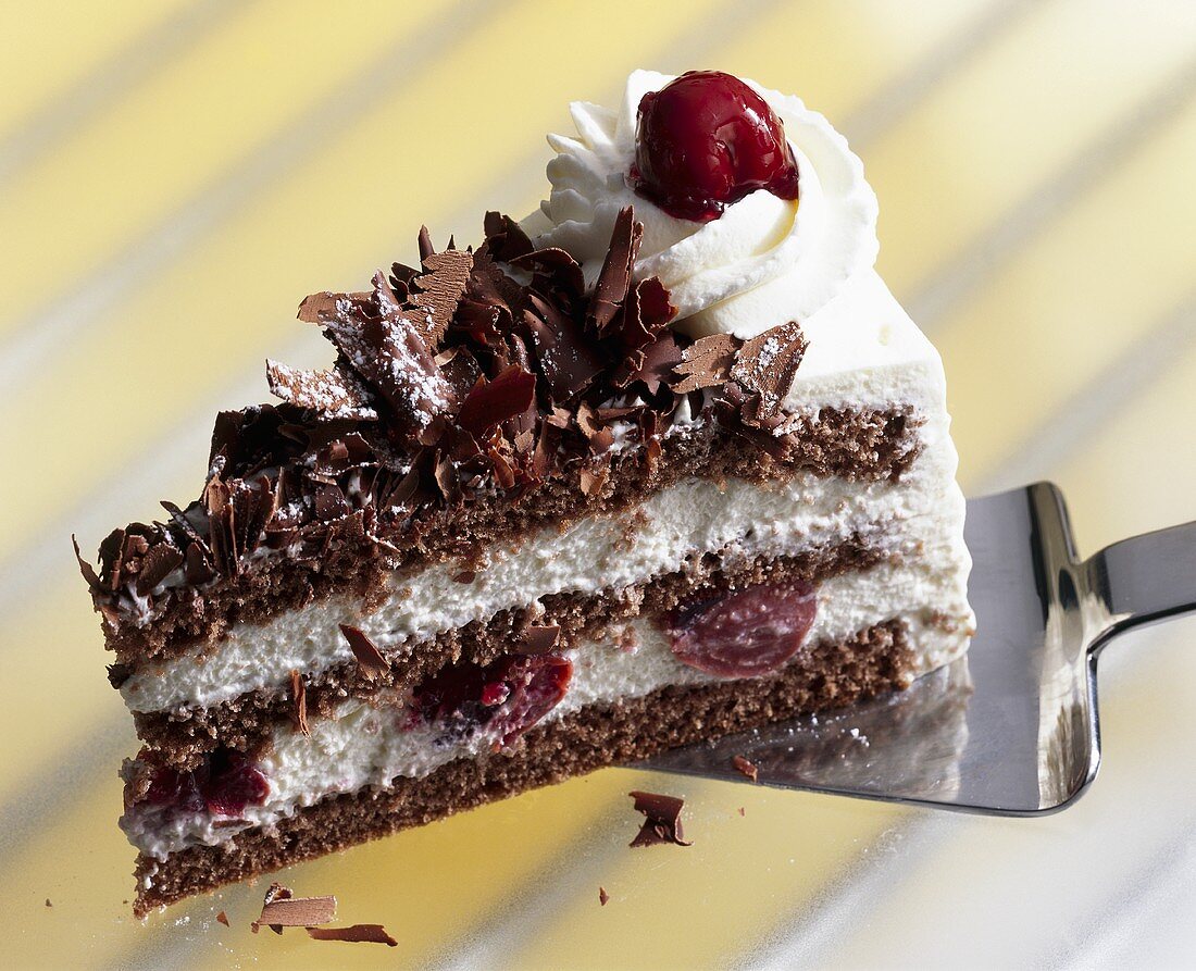 Stück Schwarzwälder Kirschtorte auf Tortenheber