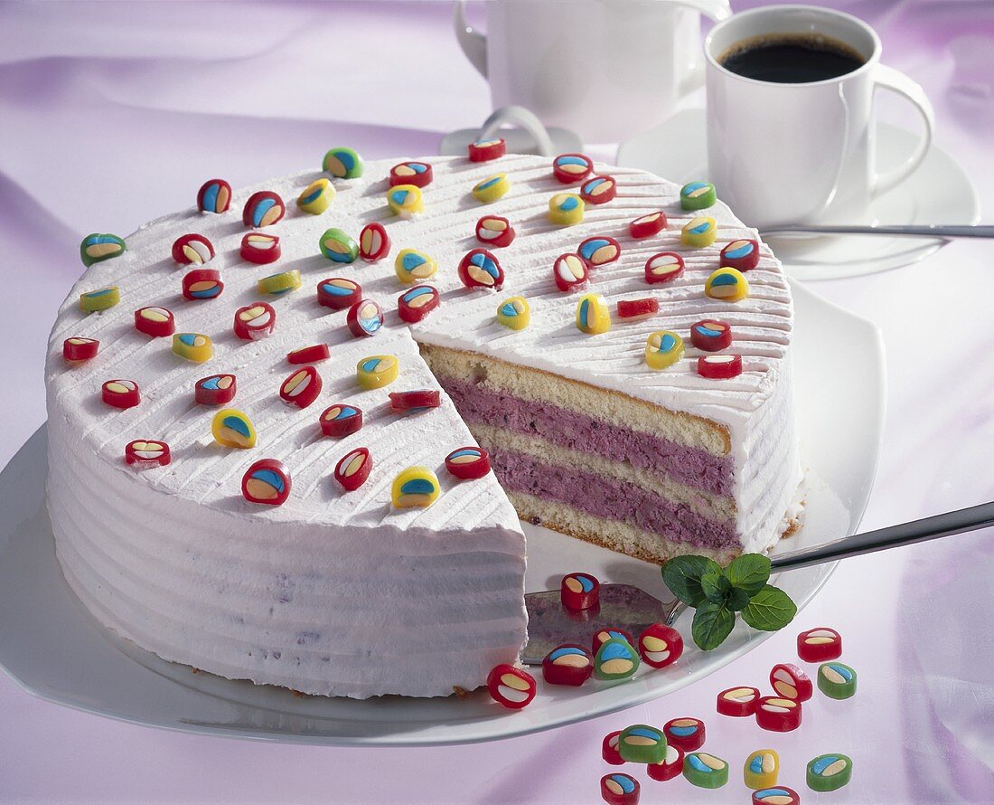 Quark-Beeren-Torte mit Bonbons – Bilder kaufen – 264537 StockFood