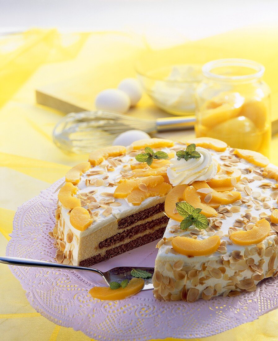 Pfirsich-Sahne-Torte mit Mandelblättchen – Bilder kaufen – 264541 StockFood