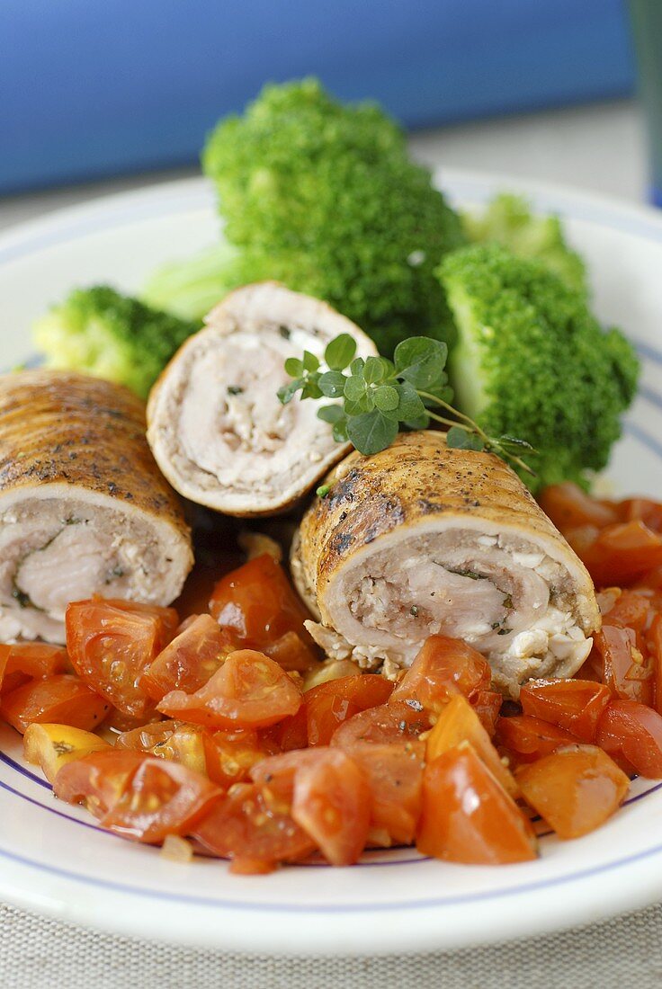 Turkey roulades with tomatoes and broccoli