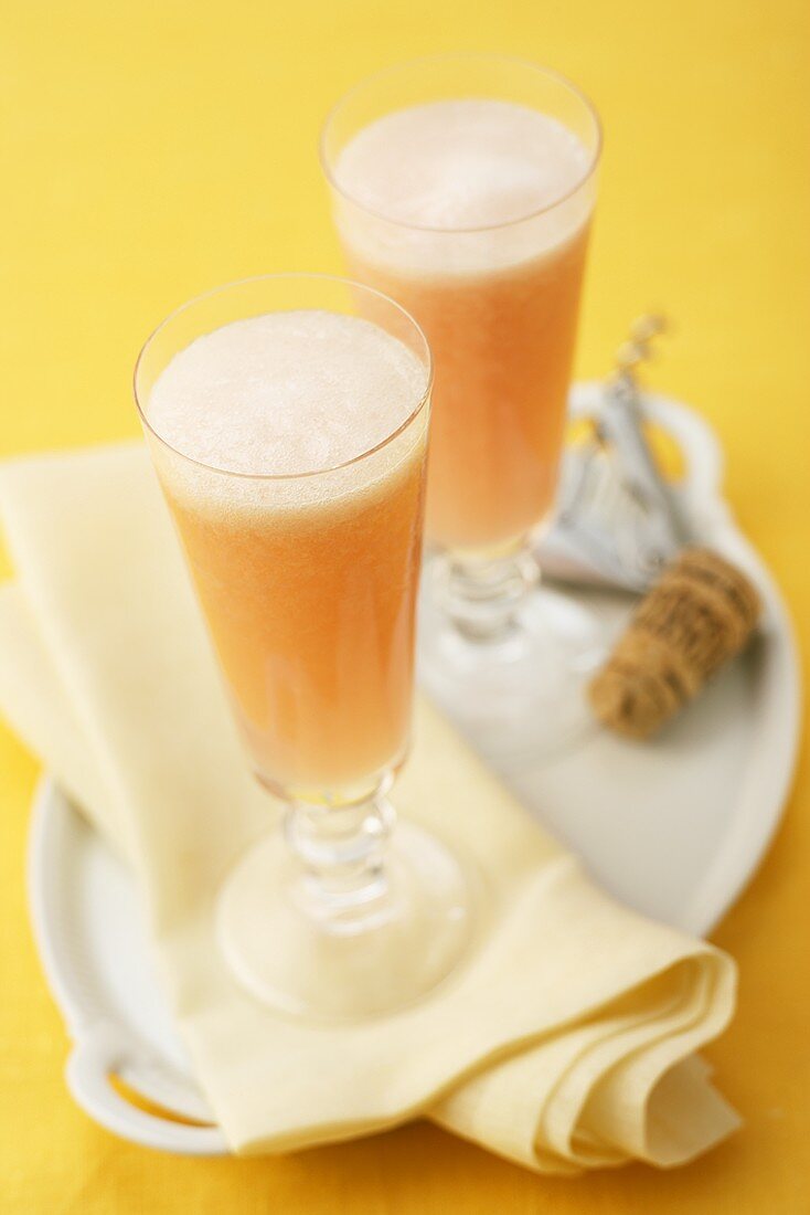 Bellini (Cocktail mit Sekt und Pfirsichpüree) in zwei Gläsern