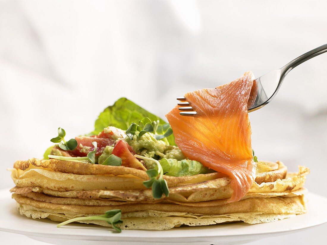 Crêpes with smoked salmon and salad