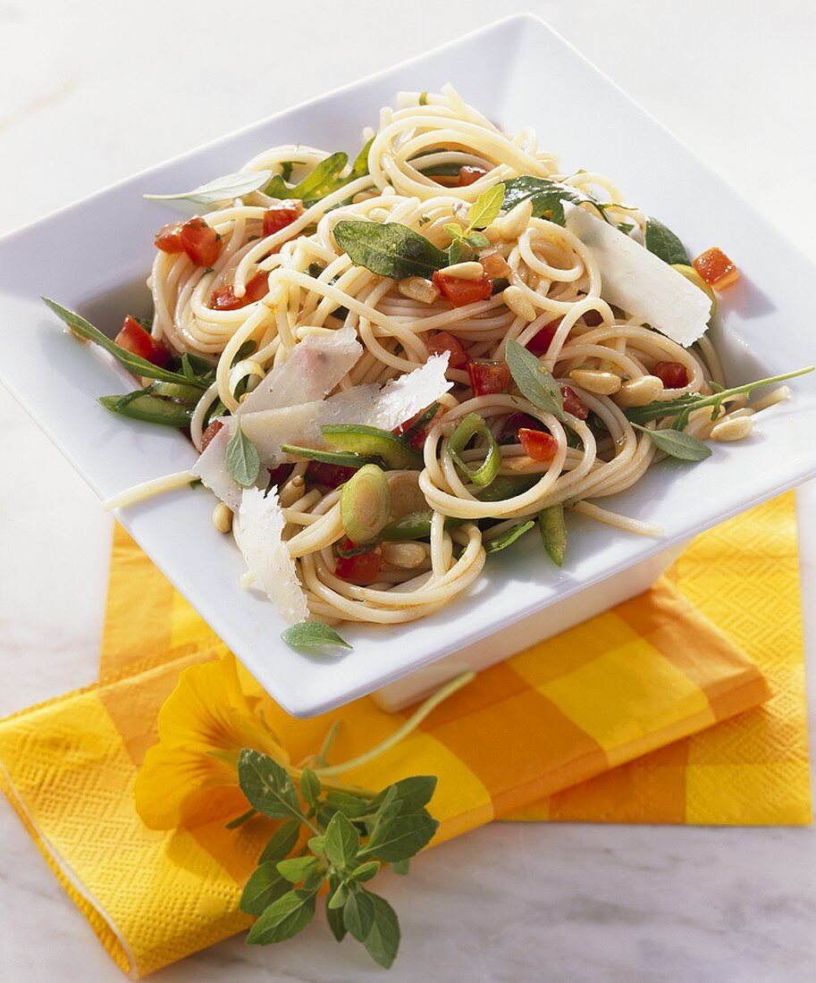 Spaghettisalat mit Gemüse, Rucola und Pinienkernen