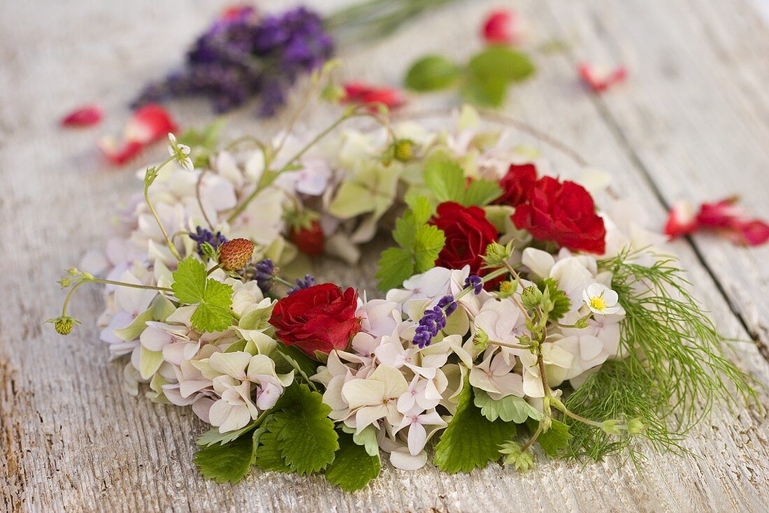 Hortensienkranz mit Walderdbeeren, Rosen, Dill und Lavendel