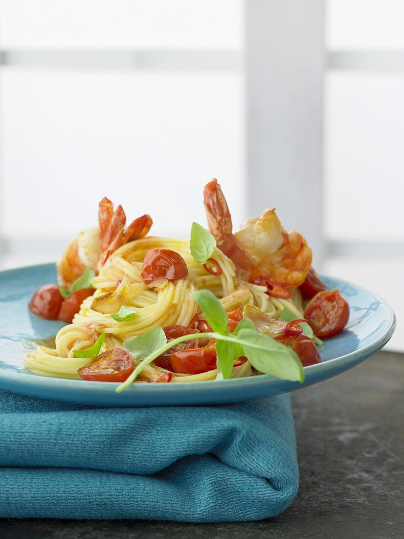 Spaghetti with prawns and cherry tomatoes