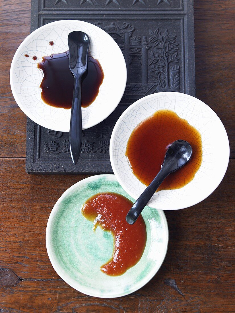 Drei asiatische Saucen: Ponzu-, Teriyaki- und Süsssaure Sauce