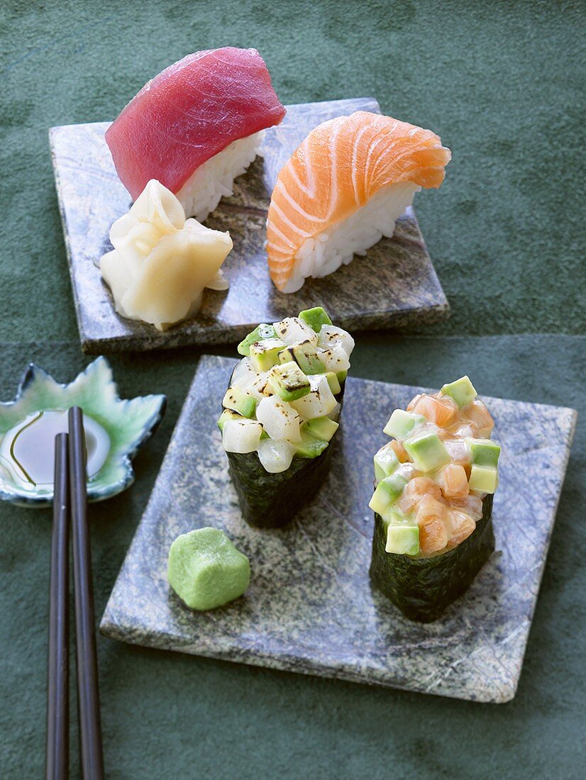 Verschiedene Sushi mit Ingwer und Wasabi
