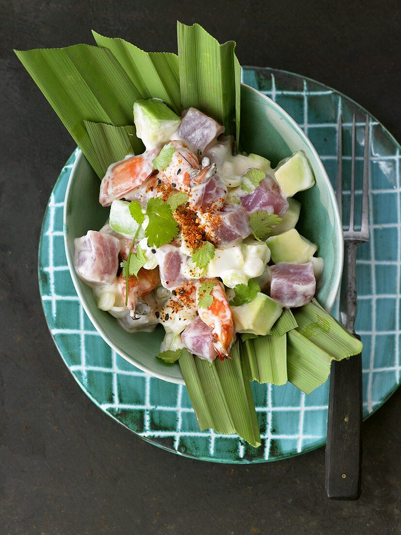 Tuna and avocado salad with cream dressing