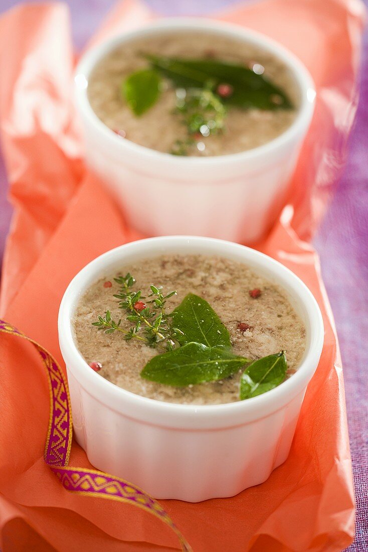 Pastete mit Kräutern und rosa Pfeffer als Weihnachtsgeschenk