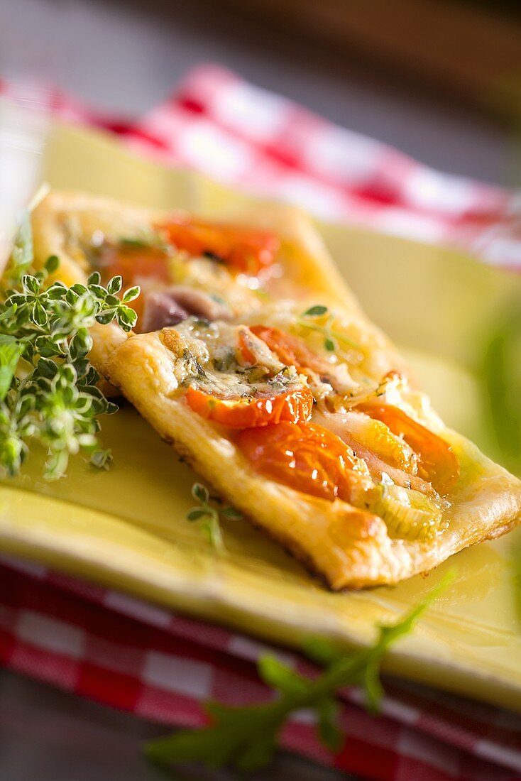 Kleine Tomatentartes mit Blauschimmelkäse