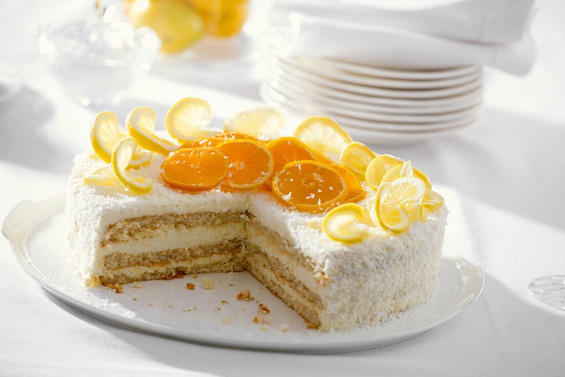 Zitronen-Orangen-Torte mit Kokosraspeln, angeschnitten