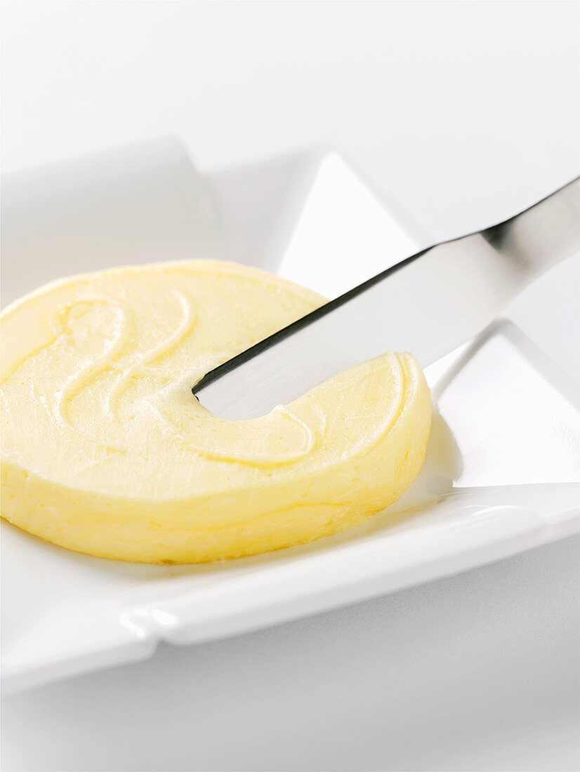 Butter mit Messer anschneiden