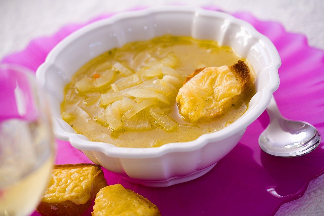 Zwiebelsuppe mit Käsebaguettes