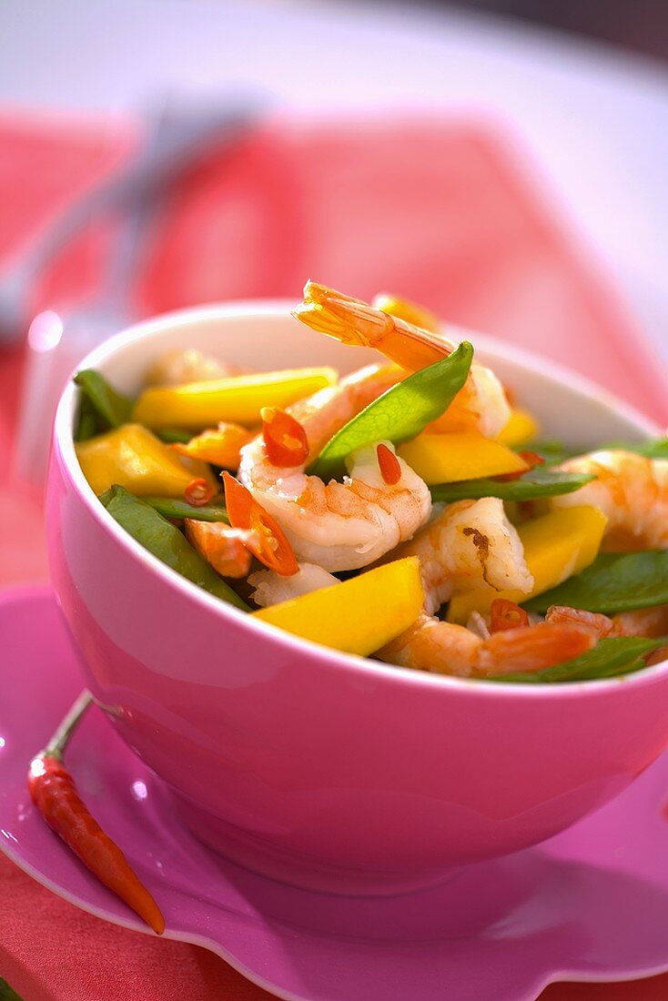 Shrimpssalat mit Zuckerschoten und Mango