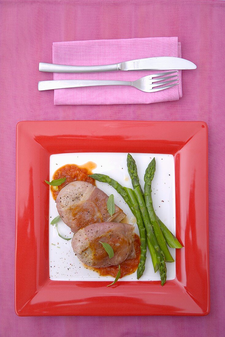 Schweinefleisch mit Tomatensauce und grünem Spargel