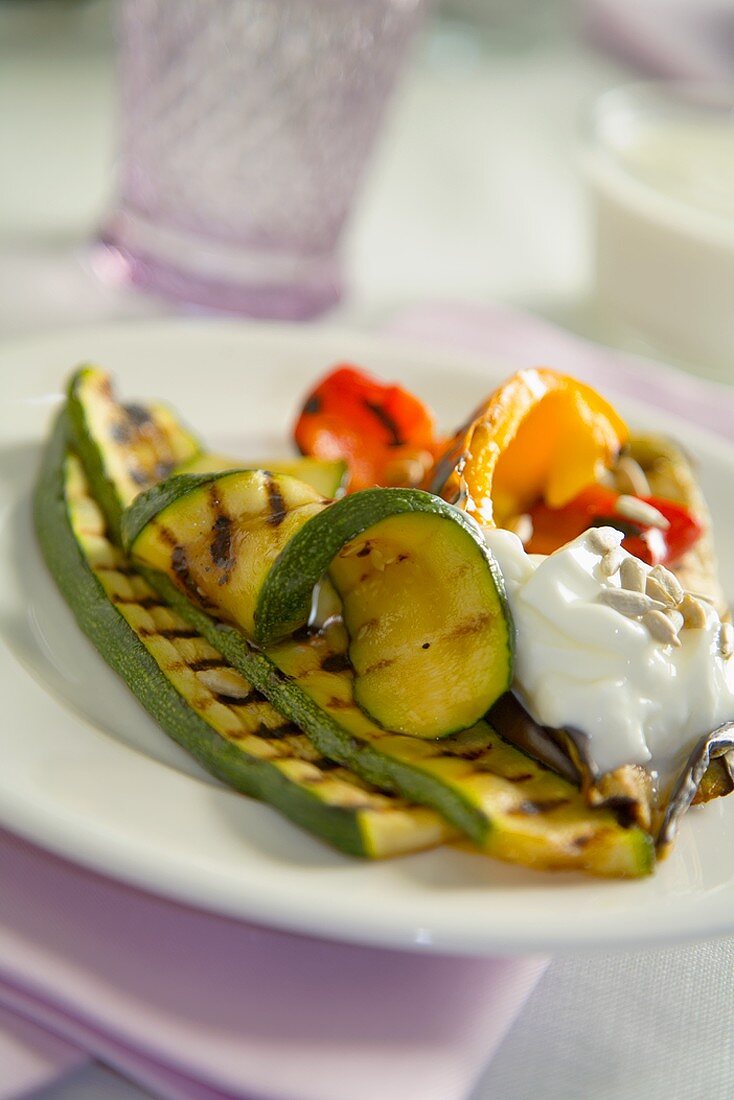 Grilled vegetables with yoghurt sauce and sunflower seeds