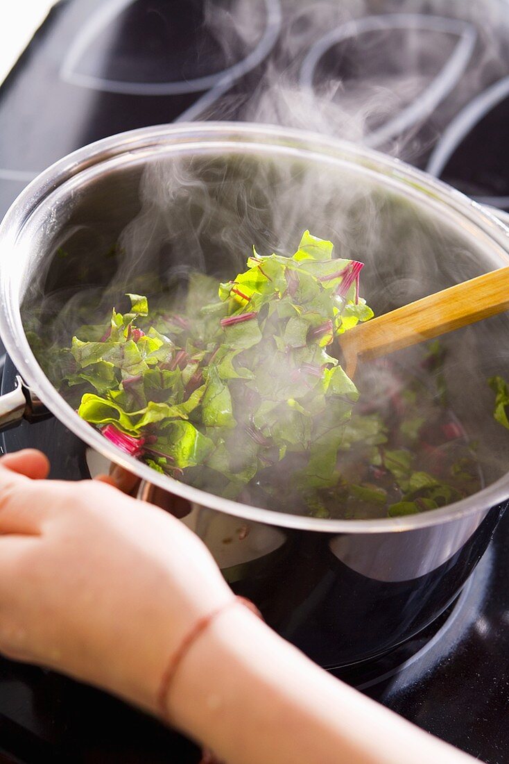 Rote-Bete-Blätter kochen