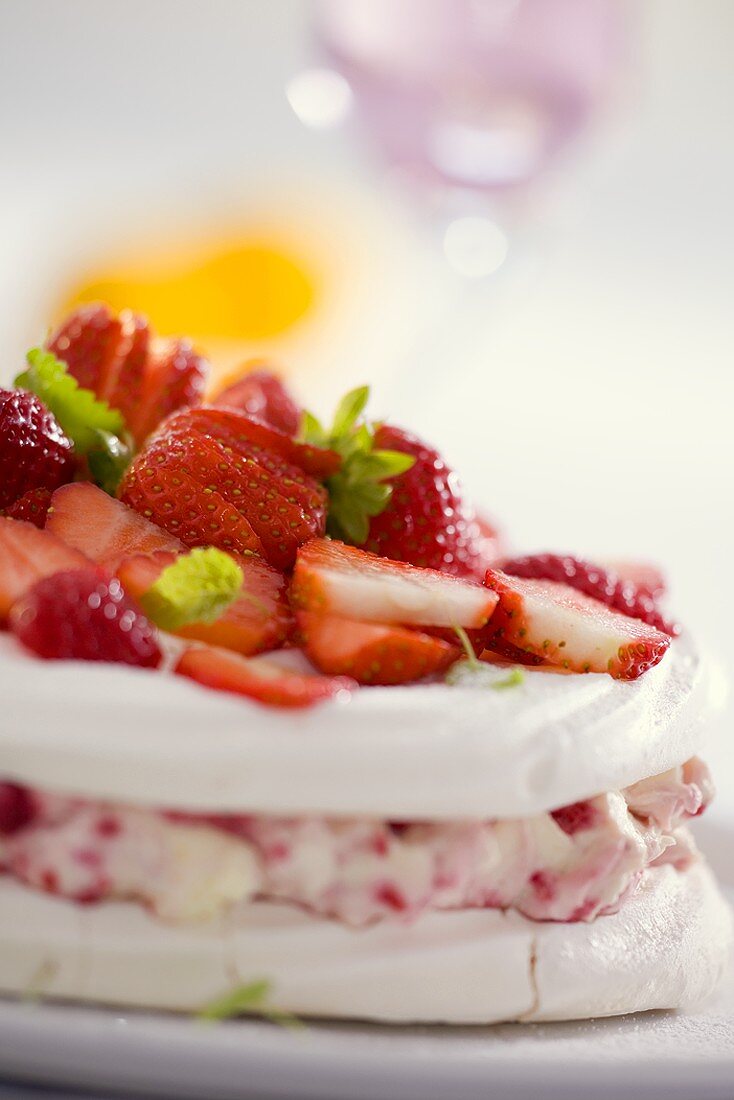 Baisertorte mit Erdbeercreme und frischen Erdbeeren