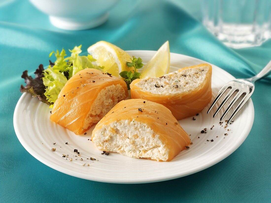 Gefüllte Lachsroulade mit Zitronenschnitzen