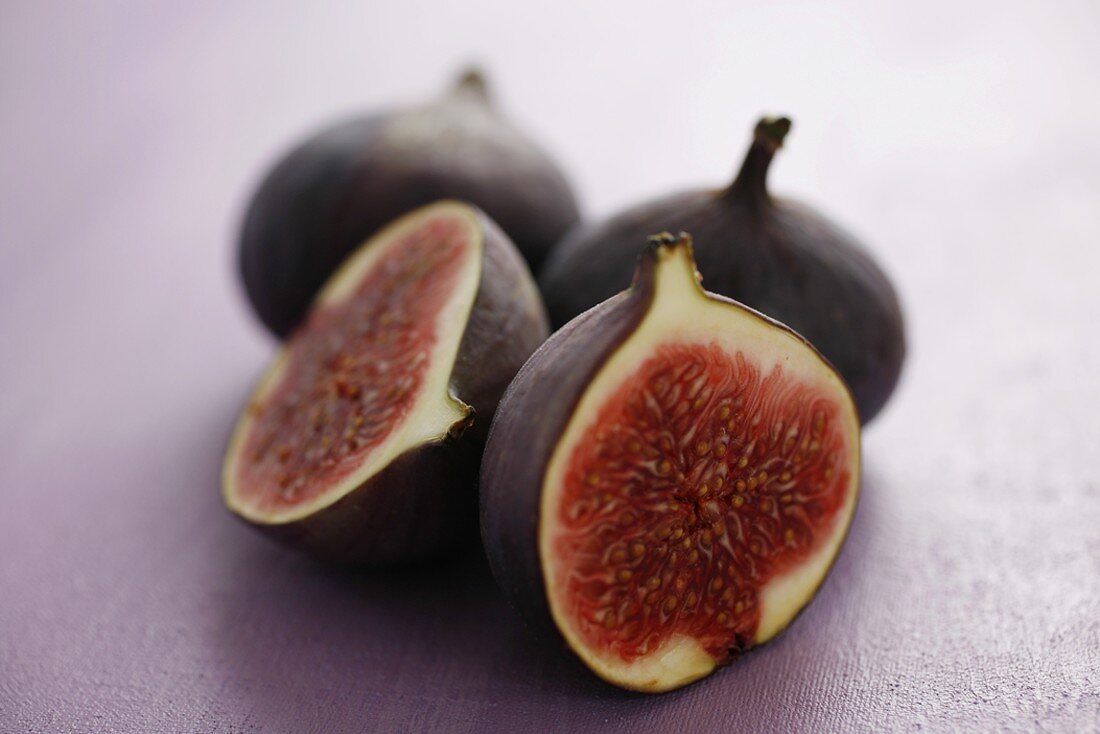 Fresh figs, whole and halved