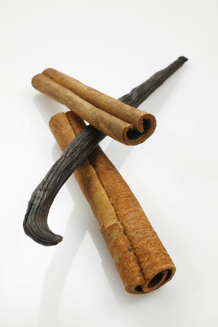 Cinnamon sticks and vanilla pod