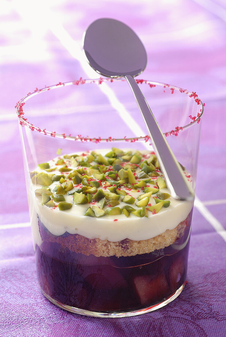 Pears in red wine with cream and chopped pistachios