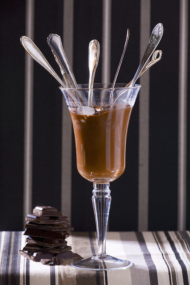 Schokoladenmousse im Glas mit mehreren Löffeln