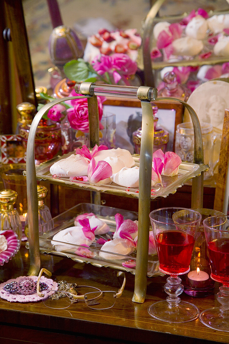 Baisers auf Etagere, Likör und Rosen