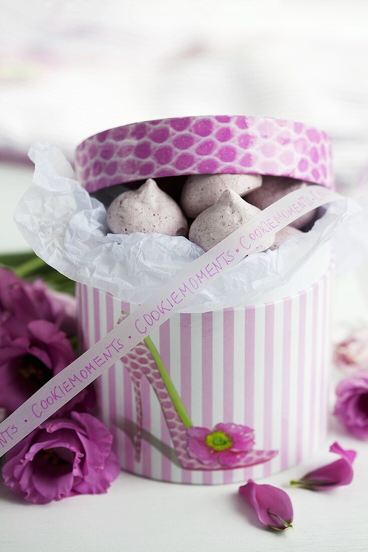 Raspberry meringues in a gift box