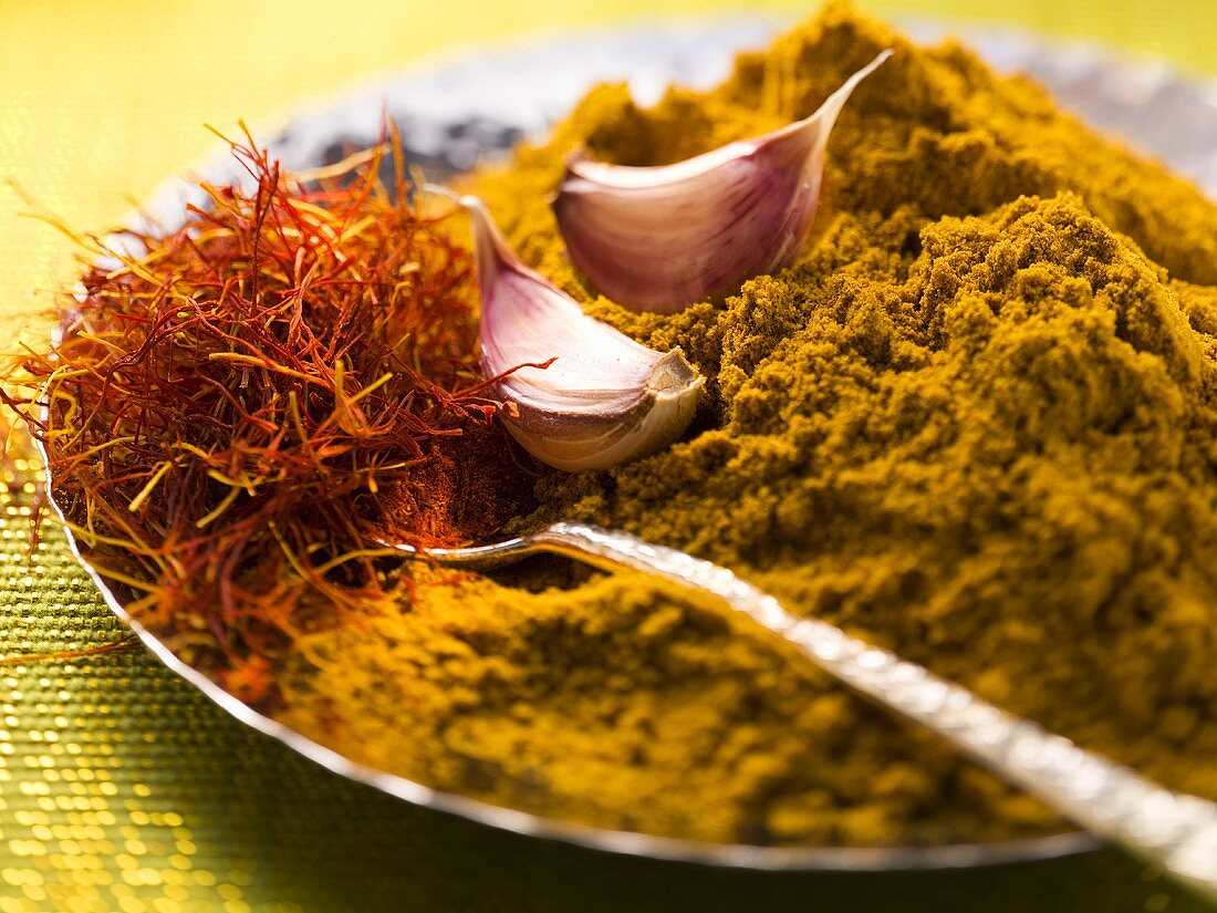 Spices for pasta and rice (saffron, curry powder and garlic)