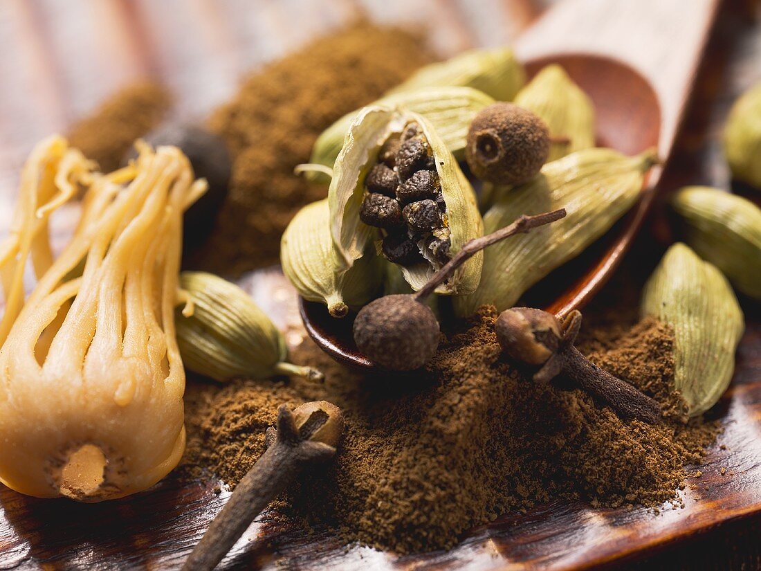 Mace, cardamom pods and cloves