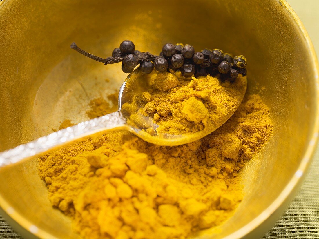 Curry powder and peppercorns