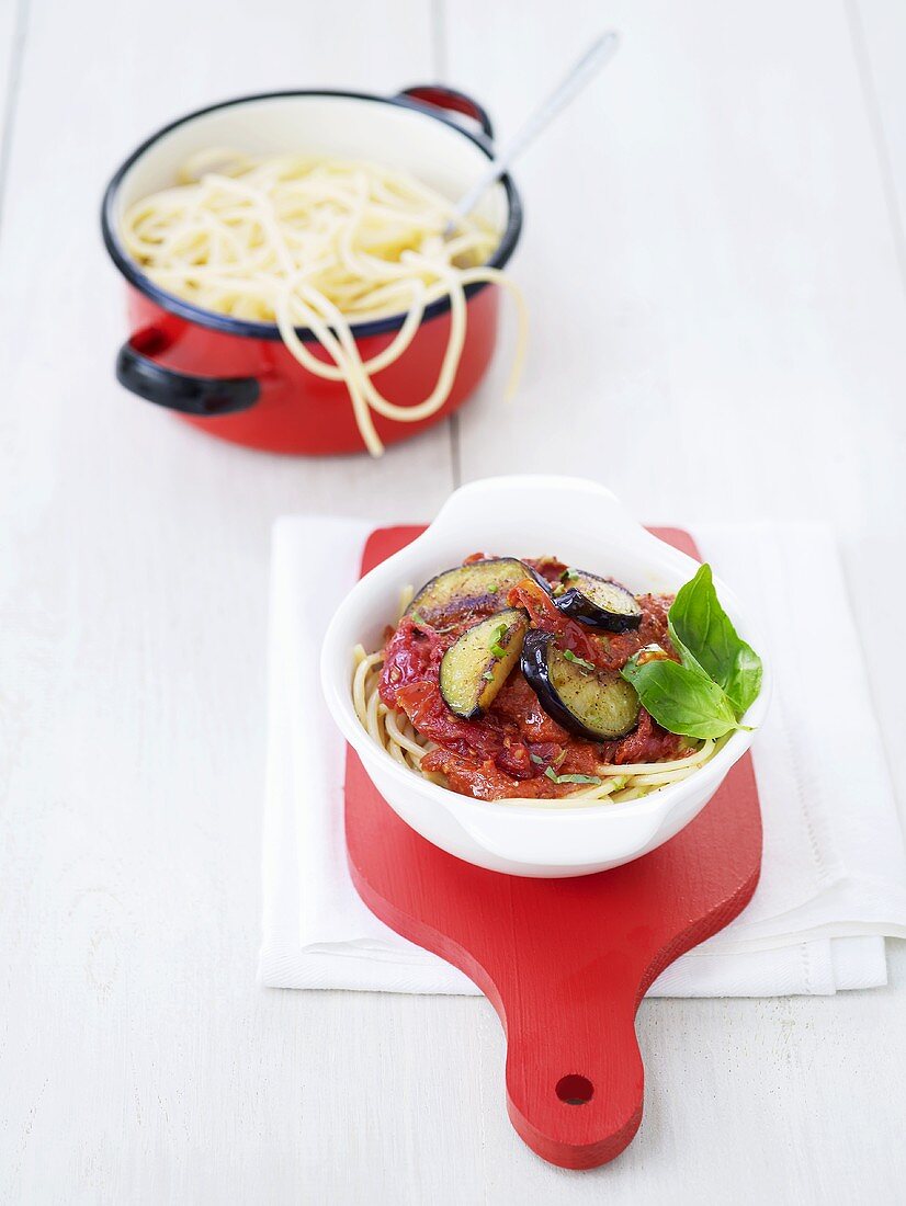 Spaghetti mit Tomatensauce und Aubergine