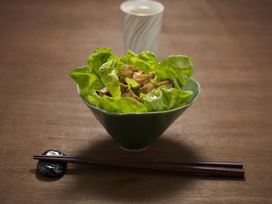 Kopfsalat mit mariniertem Tofu